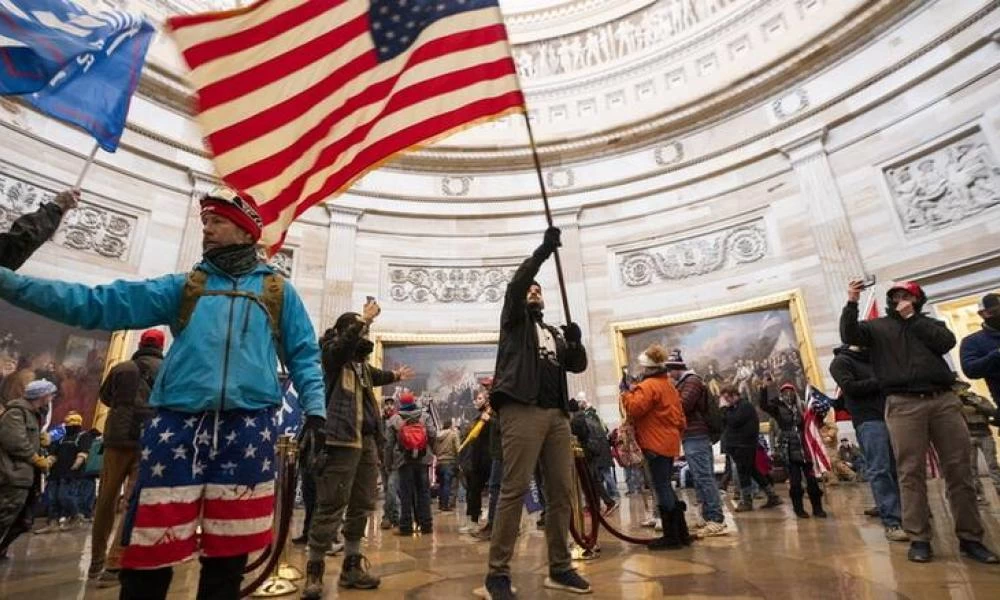 ΗΠΑ: Νεκρός αστυνομικός μετά την εισβολή στο Καπιτώλιο - "Όχι" Πενς στην παύση Τραμπ